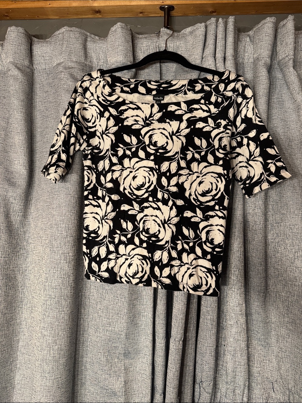 3/$15! 🎈 Black & White Floral Short Sleeve Top by Rafaella